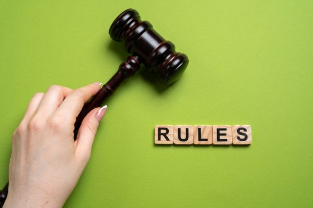 rulesと書かれたブロックと木槌